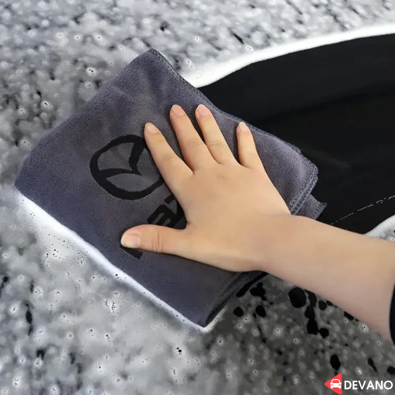 Gepersonaliseerde microvezeldoek: snel vlekken verwijderen in de auto