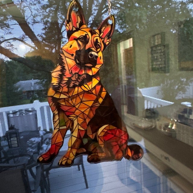 Hangende Hond - Raamdecoratie